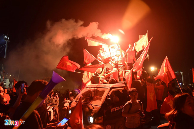 Người dân khắp nơi ra đường mừng Việt Nam vào chung kết AFF Cup Người dân khắp nơi ra đường mừng Việt Nam vào chung kết AFF Cup