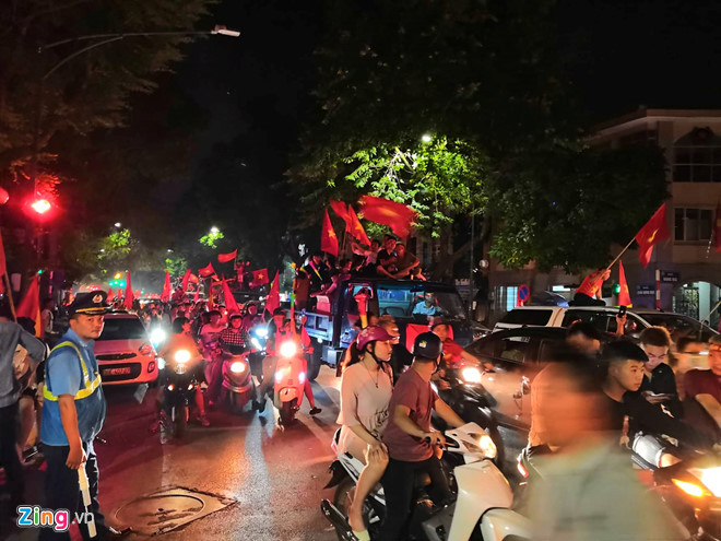 Người dân khắp nơi ra đường mừng Việt Nam vào chung kết AFF Cup Người dân khắp nơi ra đường mừng Việt Nam vào chung kết AFF Cup