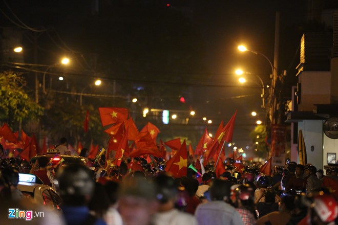 Người dân khắp nơi ra đường mừng Việt Nam vào chung kết AFF Cup Người dân khắp nơi ra đường mừng Việt Nam vào chung kết AFF Cup