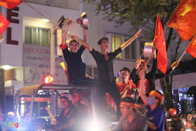 Người dân khắp nơi ra đường mừng Việt Nam vào chung kết AFF Cup Người dân khắp nơi ra đường mừng Việt Nam vào chung kết AFF Cup