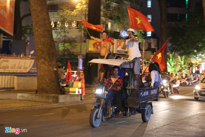 Người dân khắp nơi ra đường mừng Việt Nam vào chung kết AFF Cup Người dân khắp nơi ra đường mừng Việt Nam vào chung kết AFF Cup