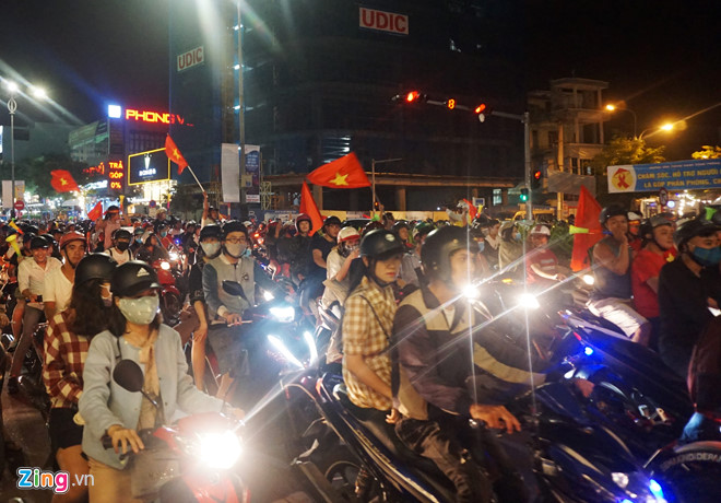 Người dân khắp nơi ra đường mừng Việt Nam vào chung kết AFF Cup Người dân khắp nơi ra đường mừng Việt Nam vào chung kết AFF Cup