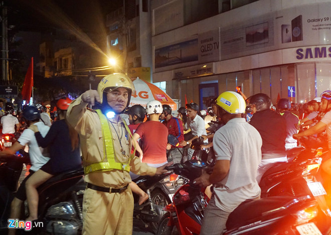 Người dân khắp nơi ra đường mừng Việt Nam vào chung kết AFF Cup Người dân khắp nơi ra đường mừng Việt Nam vào chung kết AFF Cup
