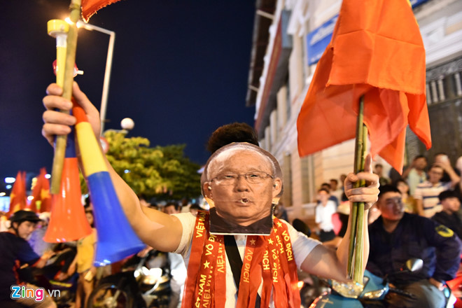 Người dân khắp nơi ra đường mừng Việt Nam vào chung kết AFF Cup Người dân khắp nơi ra đường mừng Việt Nam vào chung kết AFF Cup