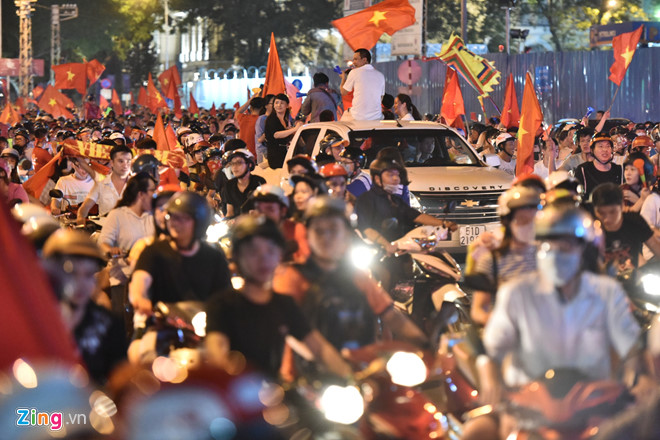 Người dân khắp nơi ra đường mừng Việt Nam vào chung kết AFF Cup Người dân khắp nơi ra đường mừng Việt Nam vào chung kết AFF Cup