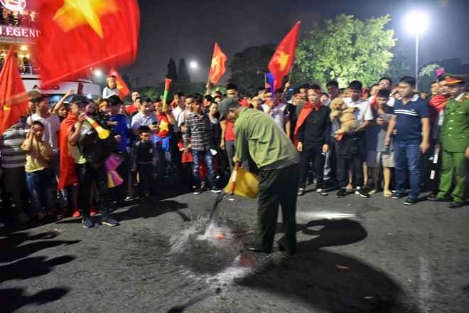 Người dân khắp nơi ra đường mừng Việt Nam vào chung kết AFF Cup Người dân khắp nơi ra đường mừng Việt Nam vào chung kết AFF Cup