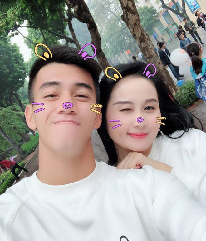 Trước giờ quyết đấu, 2 bạn gái tuyển thủ VN khoe chỗ ngồi VIP trên sân Mỹ Đình