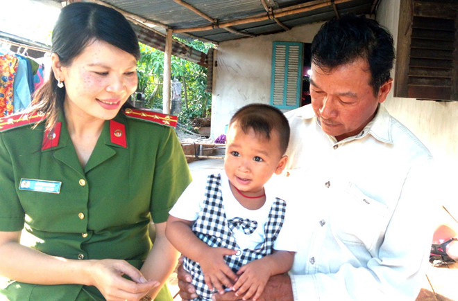 Nữ đại úy công an cứu sống bé trai đuối nước