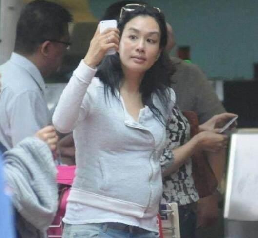 Nỗi khổ của mỹ nhân gốc Việt U50 sau khi lấy chồng kém 12 tuổi