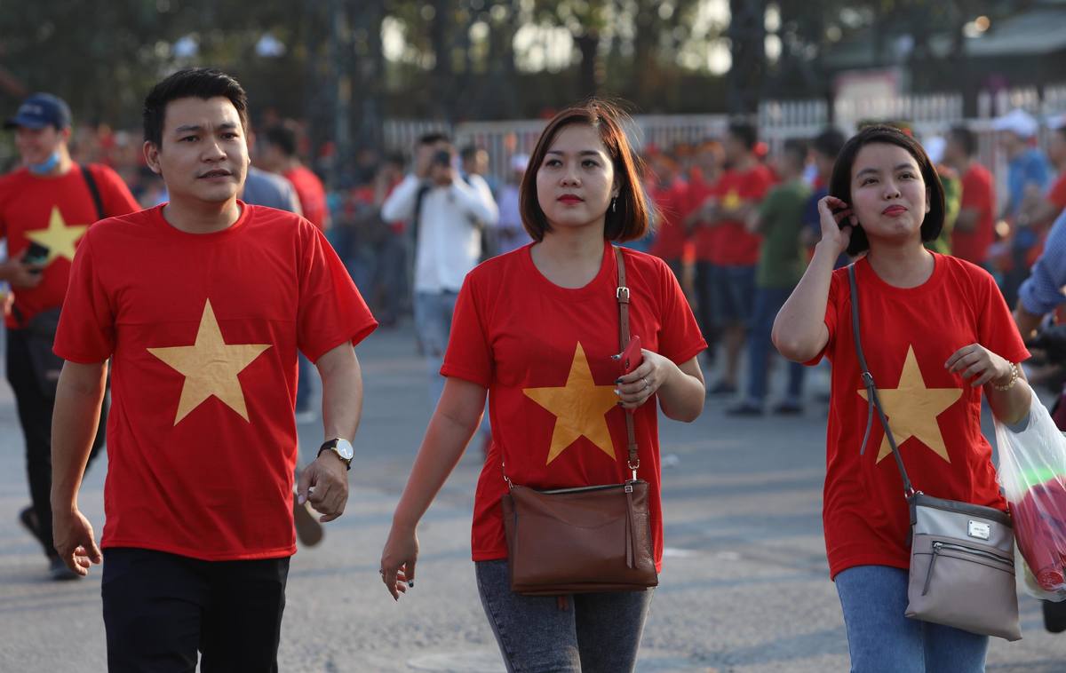 CĐV Việt Nam phủ đỏ các ngả đường tới sân Mỹ Đình