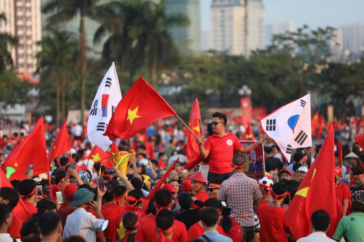 CĐV Việt Nam phủ đỏ các ngả đường tới sân Mỹ Đình