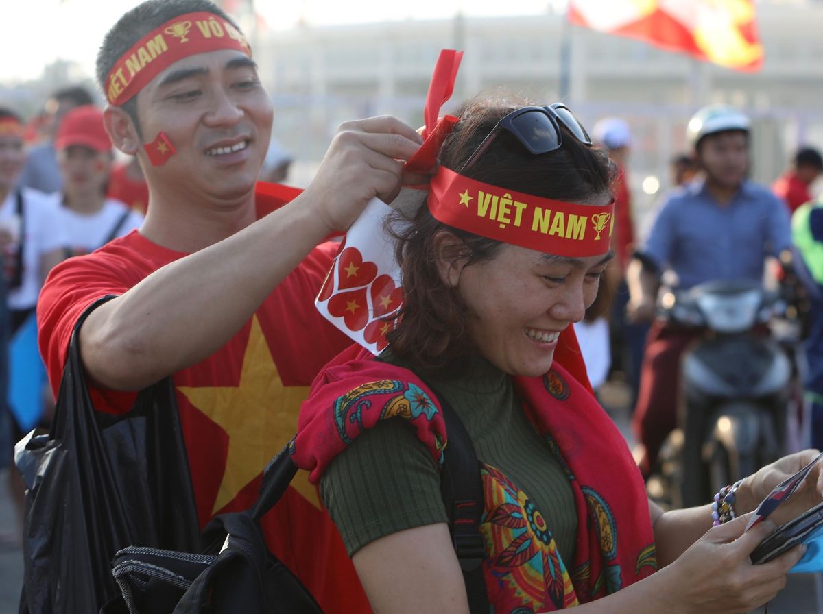 CĐV Việt Nam phủ đỏ các ngả đường tới sân Mỹ Đình