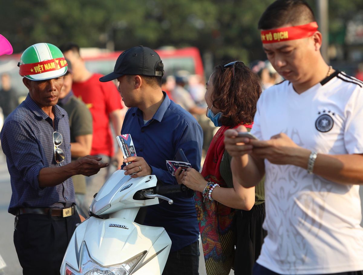 CĐV Việt Nam phủ đỏ các ngả đường tới sân Mỹ Đình