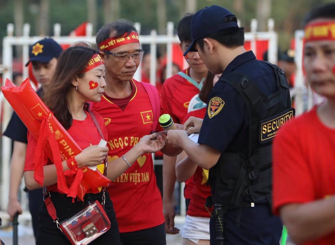 CĐV Việt Nam phủ đỏ các ngả đường tới sân Mỹ Đình