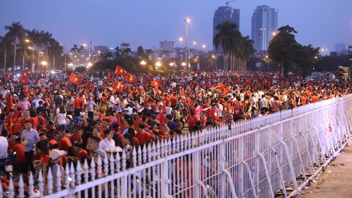 CĐV Việt Nam phủ đỏ các ngả đường tới sân Mỹ Đình