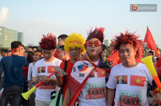 Màn trình diễn thời trang bá đạo của CĐV Hà Nội: Cosplay nguyên bộ siêu robot cao 2 mét đến sân Mỹ Đình