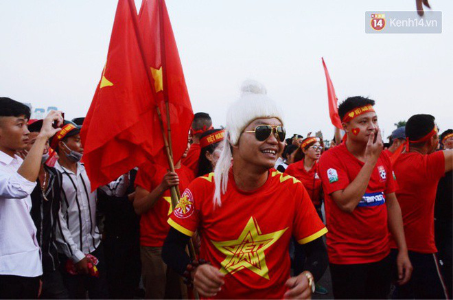 Màn trình diễn thời trang bá đạo của CĐV Hà Nội: Cosplay nguyên bộ siêu robot cao 2 mét đến sân Mỹ Đình Màn trình diễn thời trang bá đạo của CĐV Hà Nội: Cosplay nguyên bộ siêu robot cao 2 mét đến sân Mỹ Đình