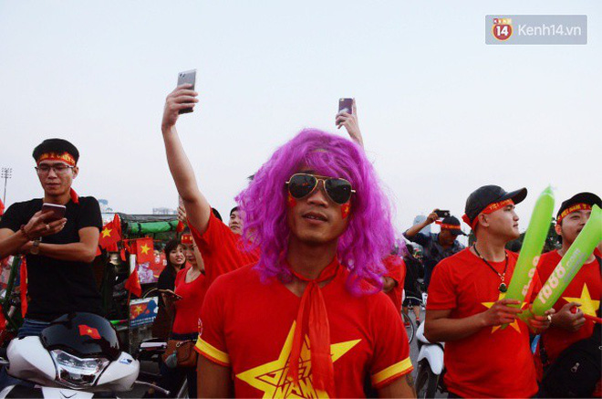 Màn trình diễn thời trang bá đạo của CĐV Hà Nội: Cosplay nguyên bộ siêu robot cao 2 mét đến sân Mỹ Đình