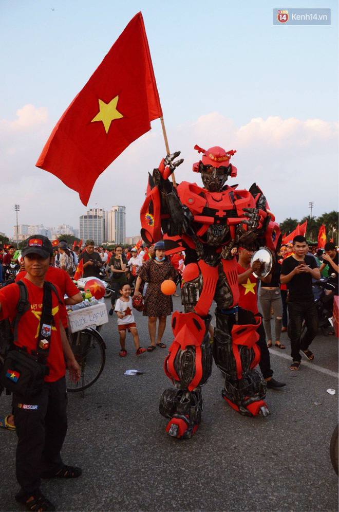 Màn trình diễn thời trang bá đạo của CĐV Hà Nội: Cosplay nguyên bộ siêu robot cao 2 mét đến sân Mỹ Đình Màn trình diễn thời trang bá đạo của CĐV Hà Nội: Cosplay nguyên bộ siêu robot cao 2 mét đến sân Mỹ Đình