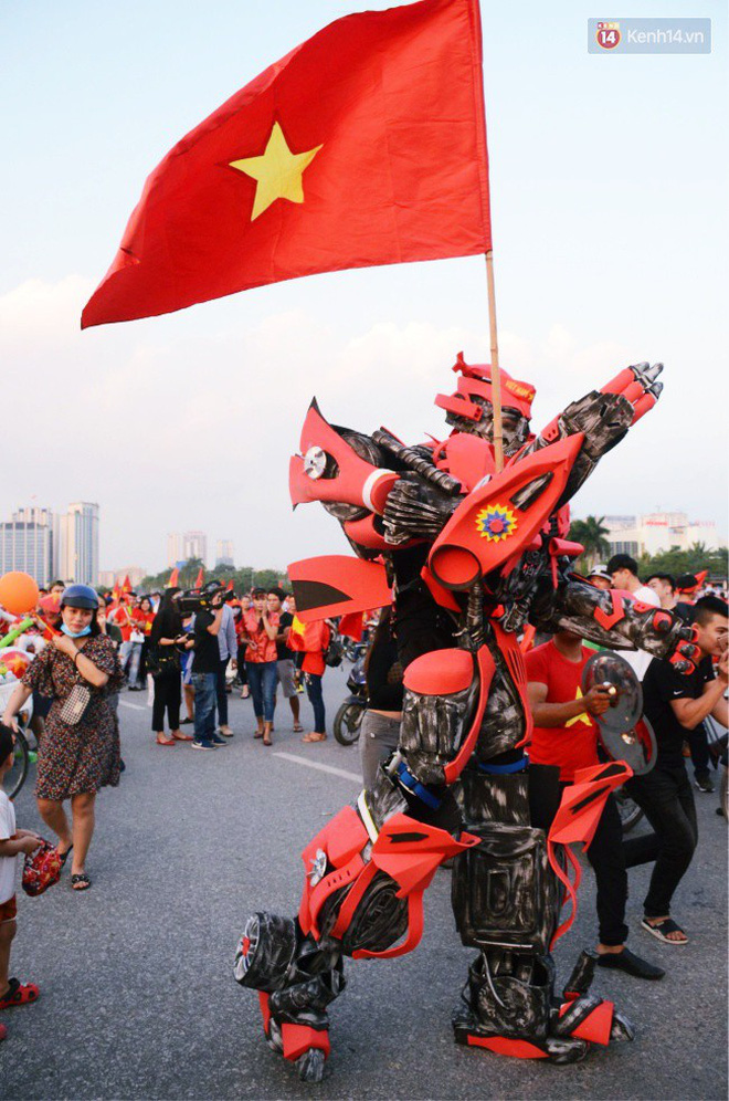 Màn trình diễn thời trang bá đạo của CĐV Hà Nội: Cosplay nguyên bộ siêu robot cao 2 mét đến sân Mỹ Đình Màn trình diễn thời trang bá đạo của CĐV Hà Nội: Cosplay nguyên bộ siêu robot cao 2 mét đến sân Mỹ Đình