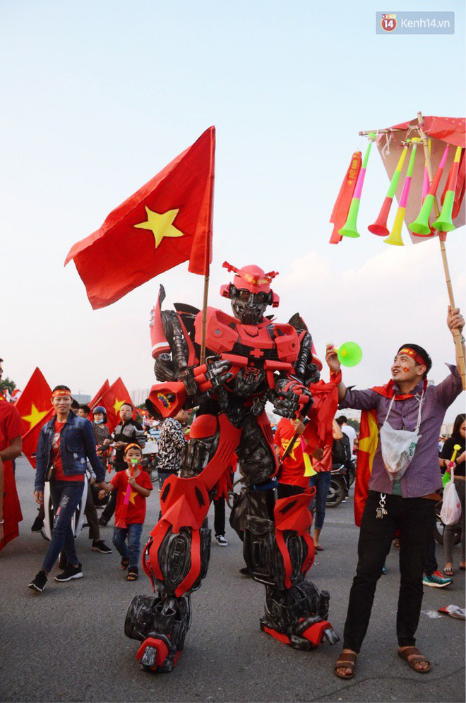 Màn trình diễn thời trang bá đạo của CĐV Hà Nội: Cosplay nguyên bộ siêu robot cao 2 mét đến sân Mỹ Đình