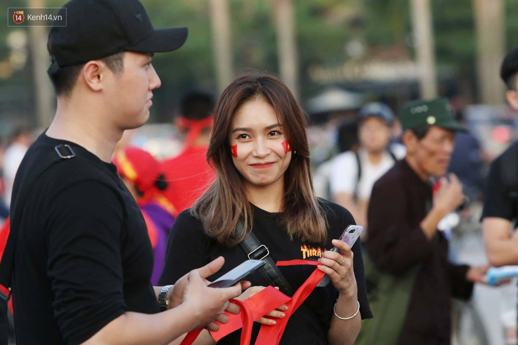 Loạt fan girl xinh xắn chiếm sóng tại Mỹ Đình trước trận bán kết Việt Nam - Philippines