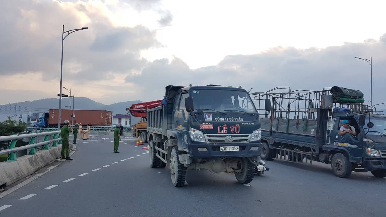 Người thân khóc ngất bên thi thể người phụ nữ chết thảm dưới gầm xe tải ở Đà Nẵng