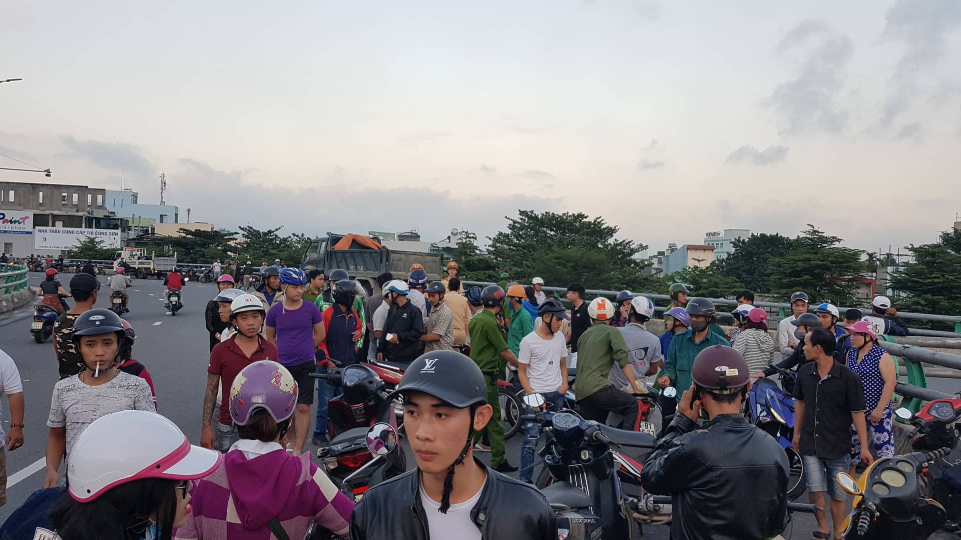 Người thân khóc ngất bên thi thể người phụ nữ chết thảm dưới gầm xe tải ở Đà Nẵng