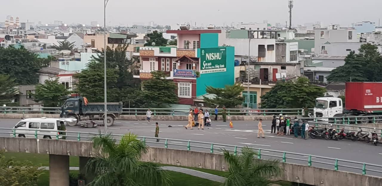 Người thân khóc ngất bên thi thể người phụ nữ chết thảm dưới gầm xe tải ở Đà Nẵng