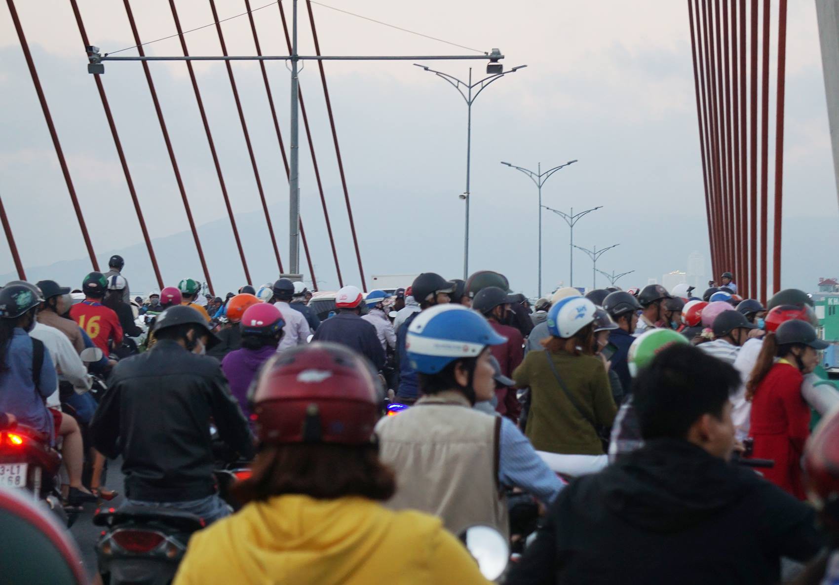 Người thân khóc ngất bên thi thể người phụ nữ chết thảm dưới gầm xe tải ở Đà Nẵng