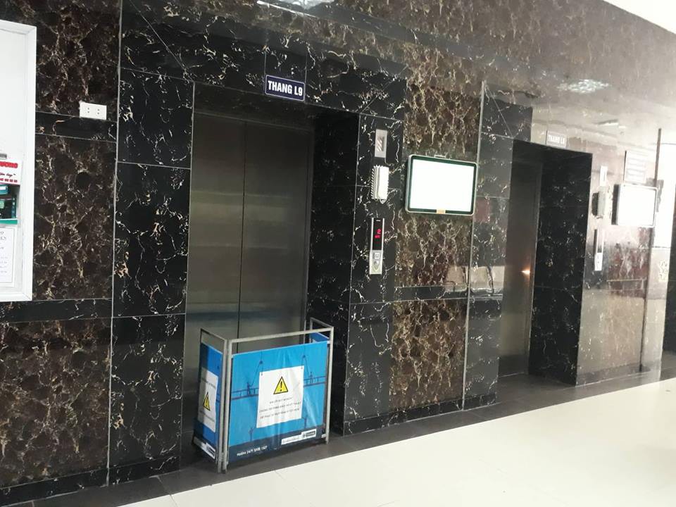 Thang máy chung cư HH Linh Đàm bất ngờ bị bục trần, rơi xuống một sợi dây đen to khiến người dân hoảng hồn