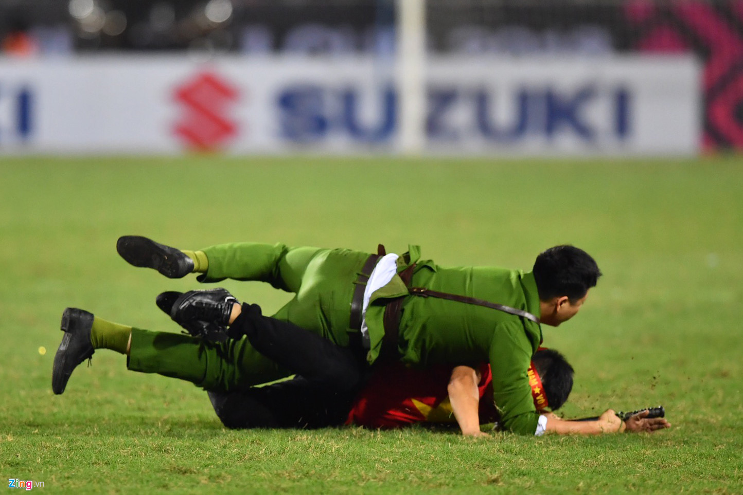 Video ảnh: Pha bay người tóm gọn CĐV quá khích sau trận Việt Nam - Philippines