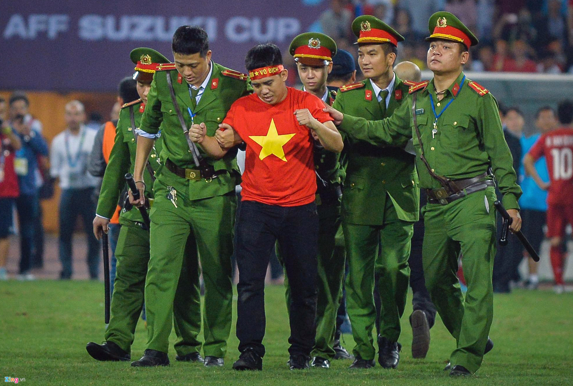 Video ảnh: Pha bay người tóm gọn CĐV quá khích sau trận Việt Nam - Philippines