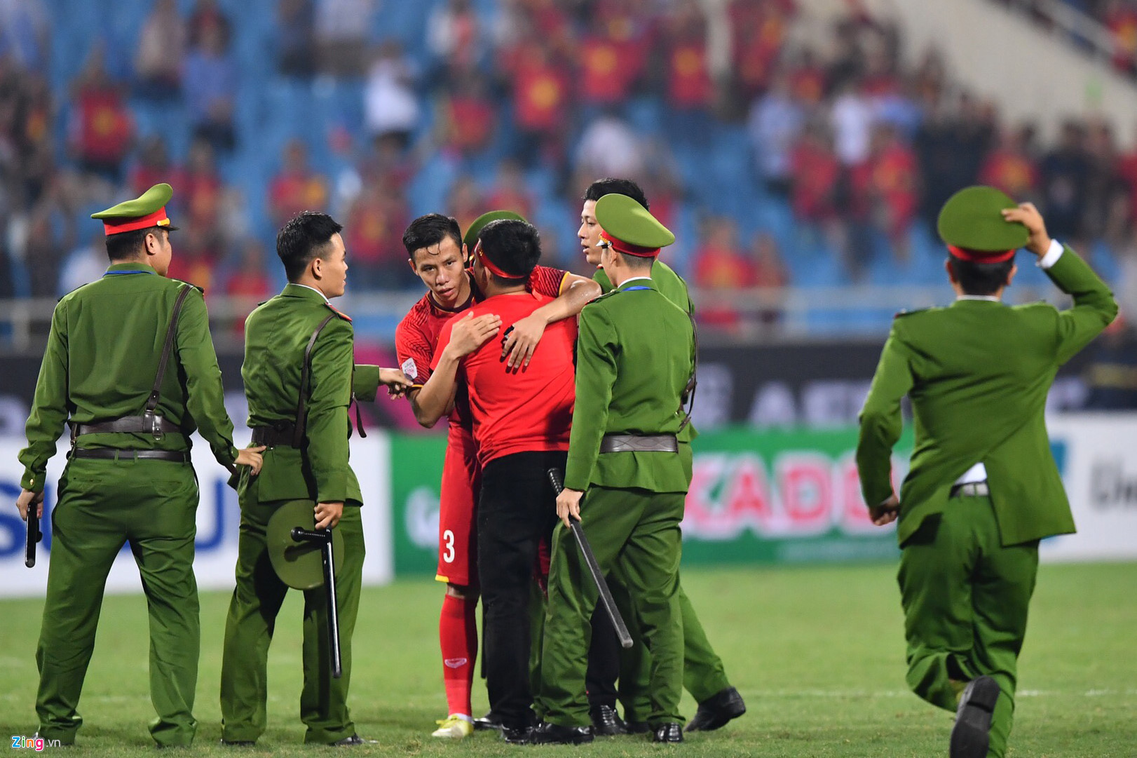 Video ảnh: Pha bay người tóm gọn CĐV quá khích sau trận Việt Nam - Philippines