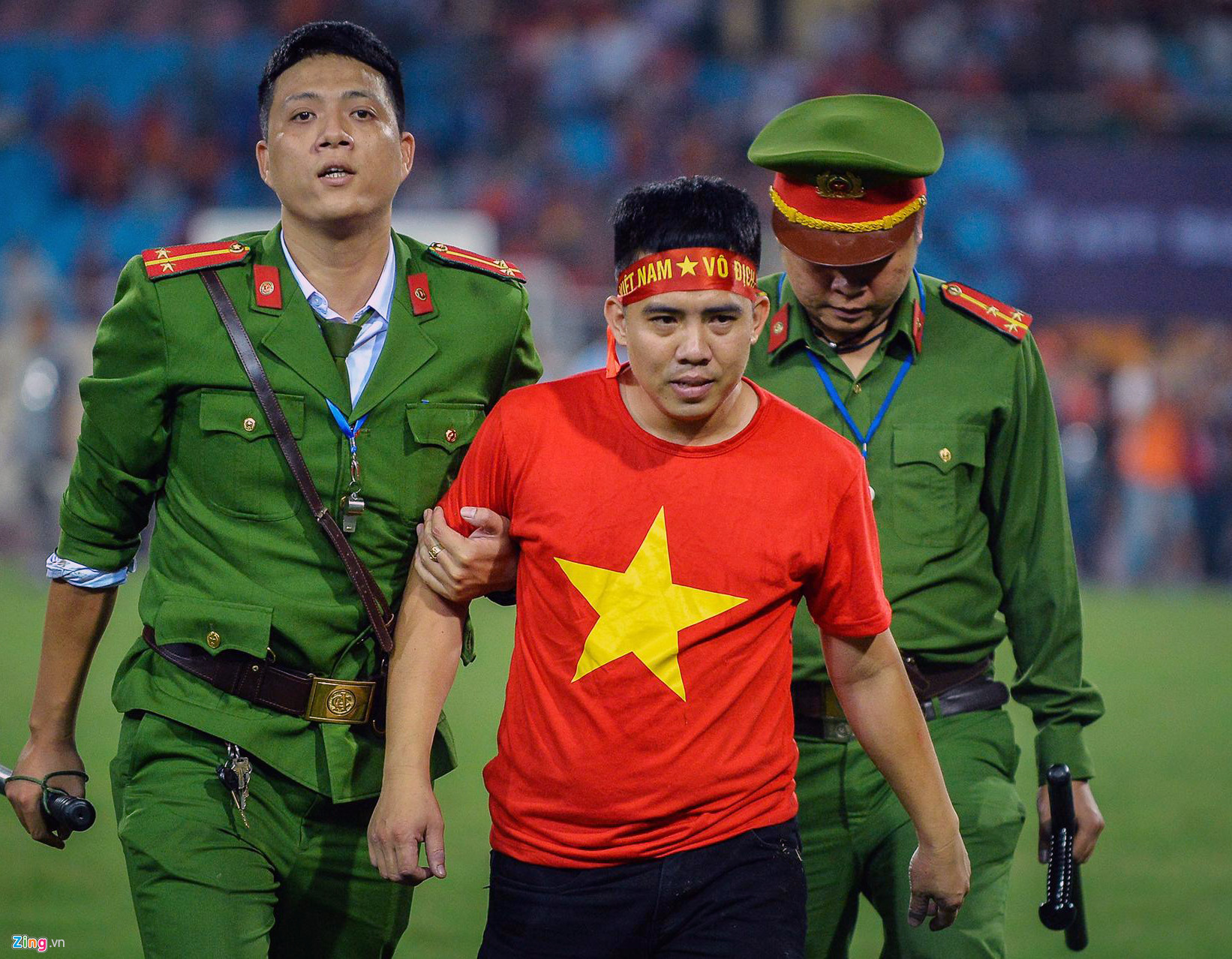 Video ảnh: Pha bay người tóm gọn CĐV quá khích sau trận Việt Nam - Philippines