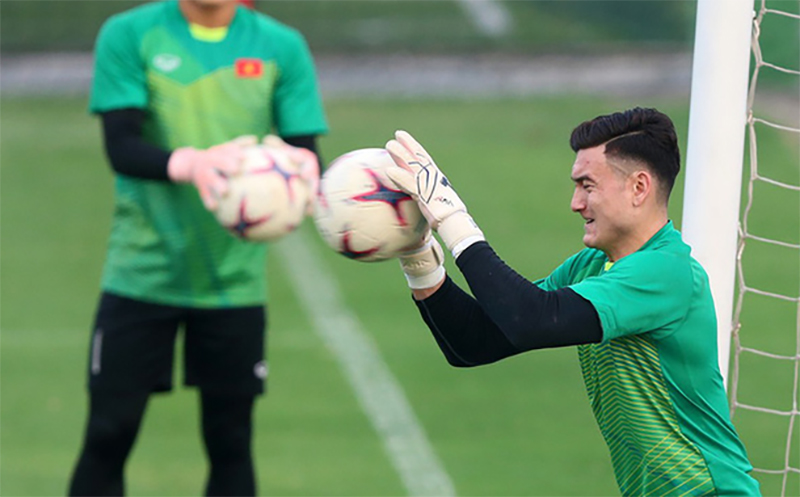 Báo Philippines: Nhìn Đặng Văn Lâm là đã thấy điềm xấu cho Philippines rồi!