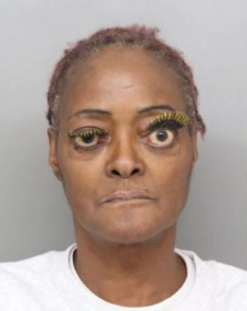 Vừa bị bắt vì tội hành hung, nữ phạm nhân đã gây bão MXH Mỹ vì đôi mắt kỳ quặc hiếm có