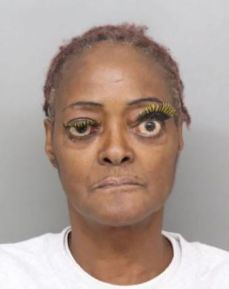 Vừa bị bắt vì tội hành hung, nữ phạm nhân đã gây bão MXH Mỹ vì đôi mắt kỳ quặc hiếm có