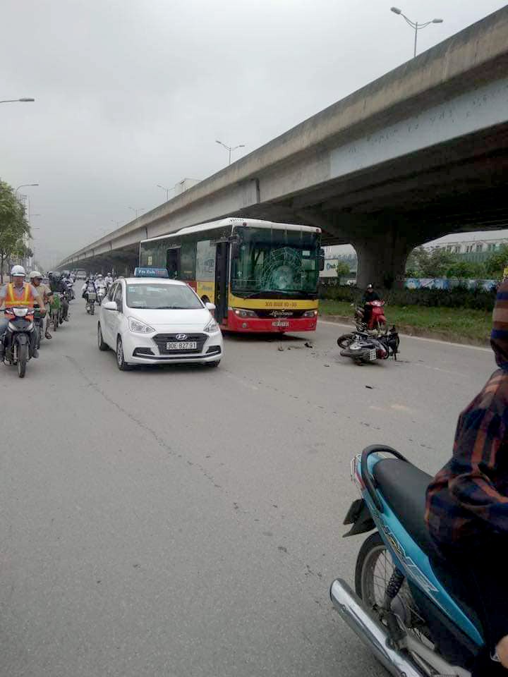 Xe máy phóng ngược chiều tông vỡ kính xe buýt, nam thanh niên thiệt mạng ở Hà Nội