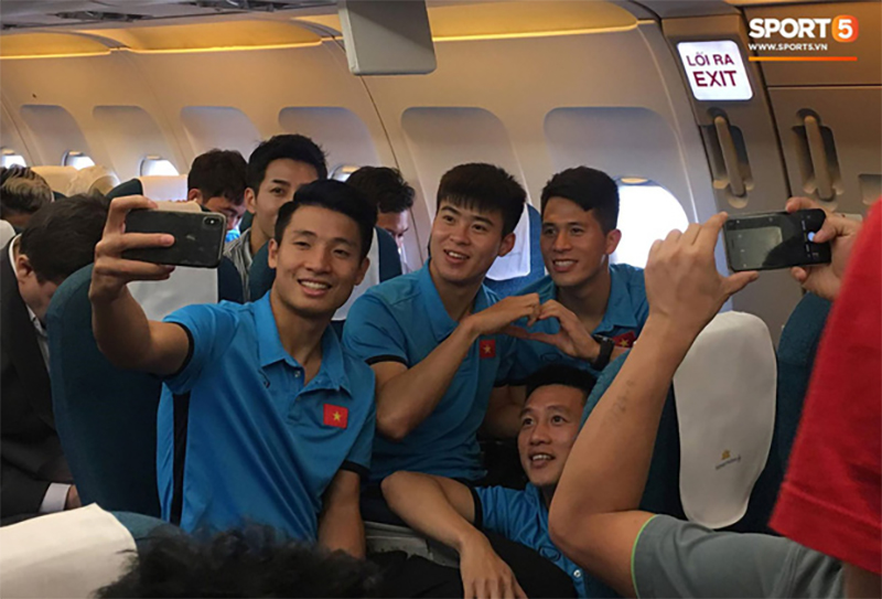 Vừa thương, vừa buồn cười hình ảnh Duy Mạnh trùm kín chăn ngủ trên máy bay tới Malaysia