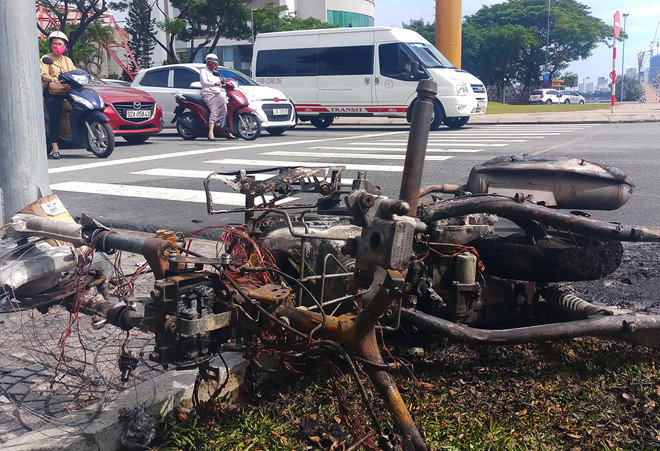 Chiếc Honda Air Blade đang chạy bỗng cháy trơ khung