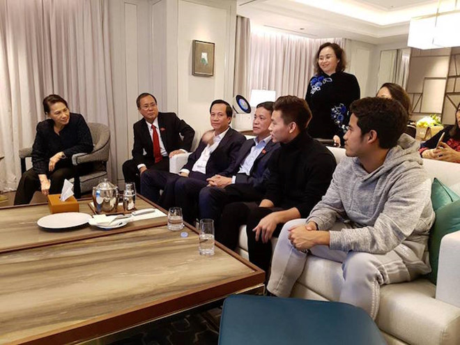 Chủ tịch Quốc hội cùng Văn Thanh cổ vũ ĐTVN từ Hàn Quốc