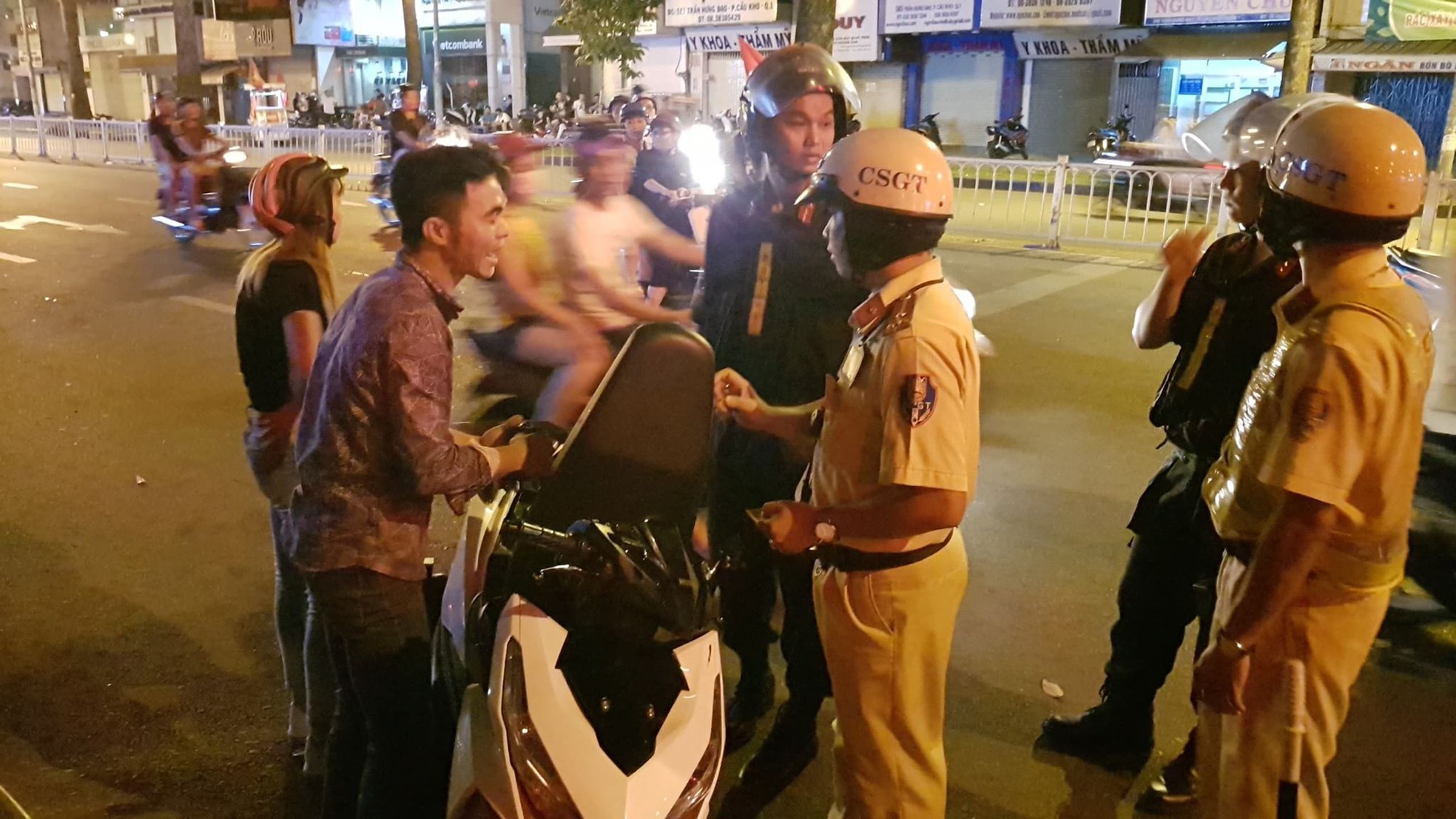 CSGT TP.HCM xử phạt gần 80 trường hợp đi bão sau trận thắng của đội tuyển Việt Nam