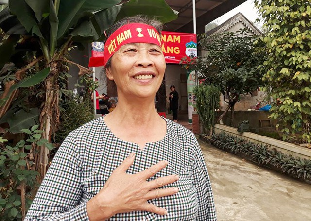 Mẹ cầu thủ Công Phượng nghe điện thoại đến cháy máy