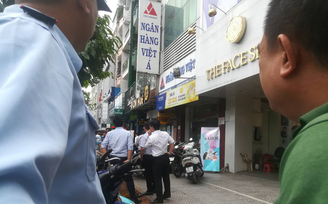 Thanh niên dùng súng xông vào ngân hàng ở Sài Gòn cướp tiền