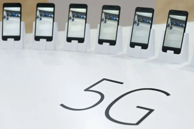 Điện thoại 5G đắt và xấu hơn các model 4G
