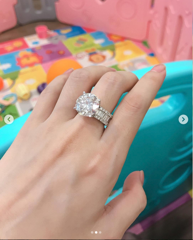 Vừa mua biệt thự hạng sang, Hằng Túi lại khoe nhẫn kim cương bạc tỷ đánh bay cả căn nhà Vừa mua biệt thự hạng sang, Hằng Túi lại khoe nhẫn kim cương bạc tỷ đánh bay cả căn nhà