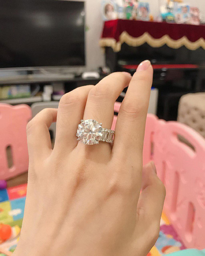 Vừa mua biệt thự hạng sang, Hằng Túi lại khoe nhẫn kim cương bạc tỷ đánh bay cả căn nhà