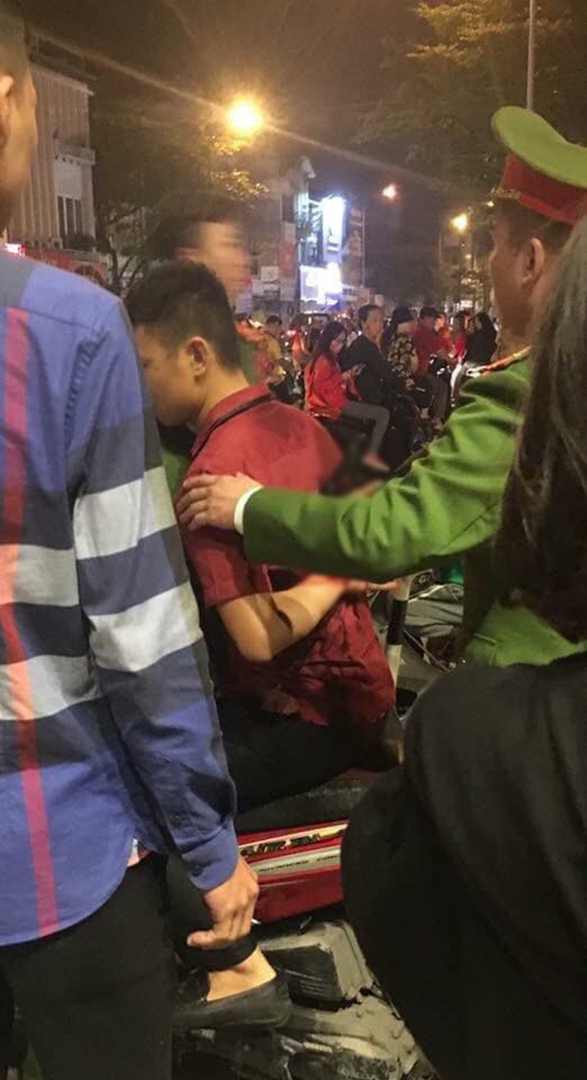 Mâu thuẫn trong lúc ngồi xem cổ động viên đi bão mừng chiến thắng của ĐT Việt Nam, nam thanh niên bị đâm nhập viện