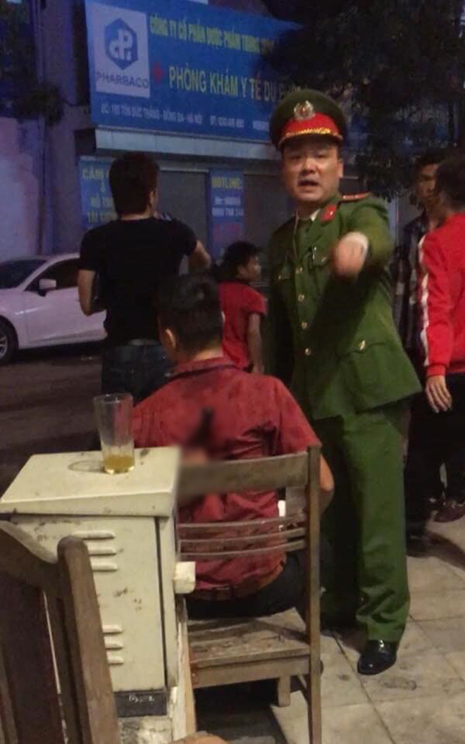 Mâu thuẫn trong lúc ngồi xem cổ động viên đi bão mừng chiến thắng của ĐT Việt Nam, nam thanh niên bị đâm nhập viện